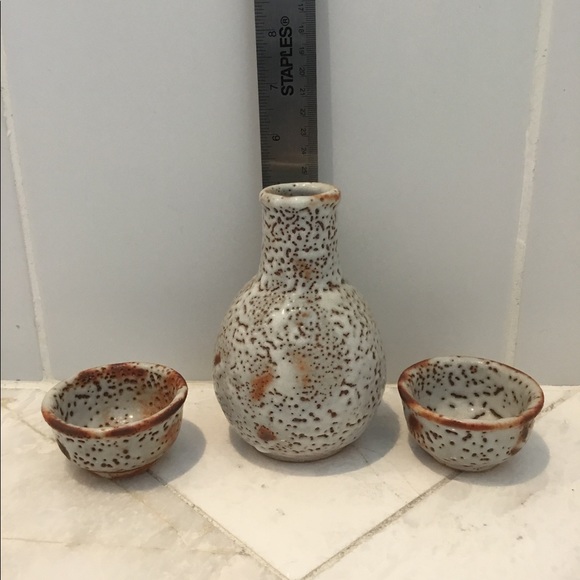 Vintage Japanese “Shino” ware Sake set - Picture 5 of 7
